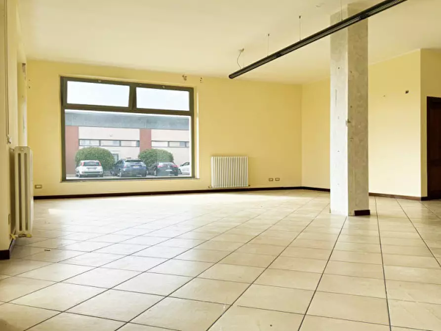 Immagine 10 di Negozio in affitto  a Cadeo