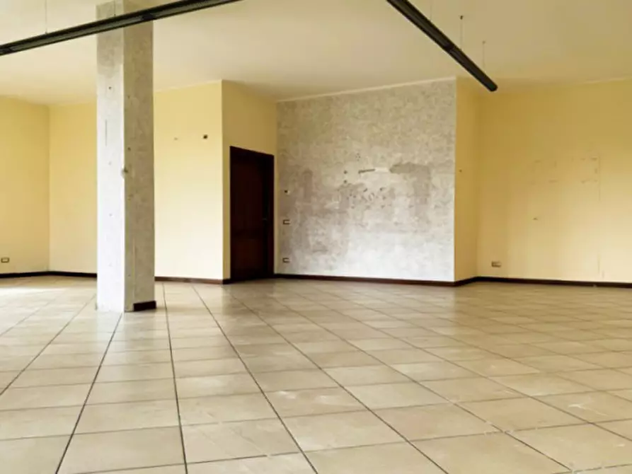 Immagine 11 di Negozio in affitto  a Cadeo