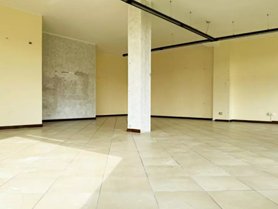 Immagine 12 di Negozio in affitto  a Cadeo