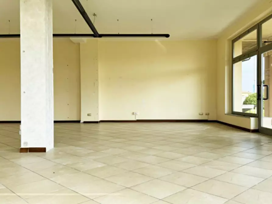 Immagine 13 di Negozio in affitto  a Cadeo