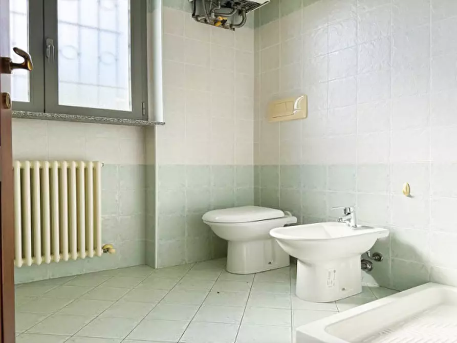 Immagine 14 di Negozio in affitto  a Cadeo