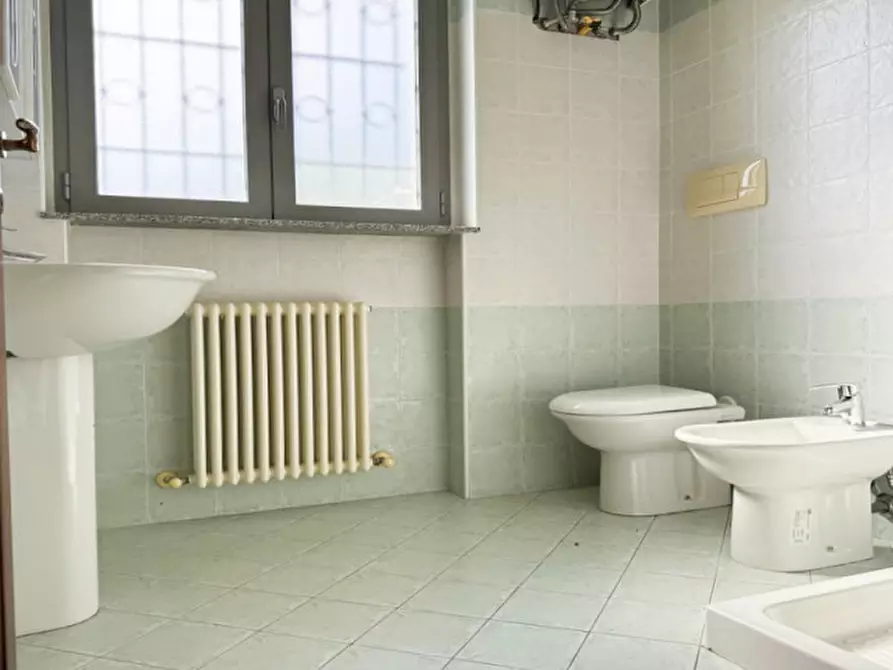 Immagine 15 di Negozio in affitto  a Cadeo