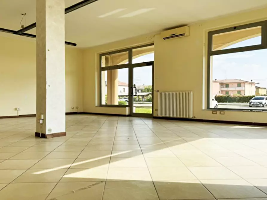 Immagine 16 di Negozio in affitto  a Cadeo