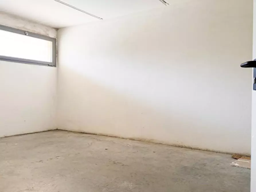 Immagine 18 di Negozio in affitto  a Cadeo