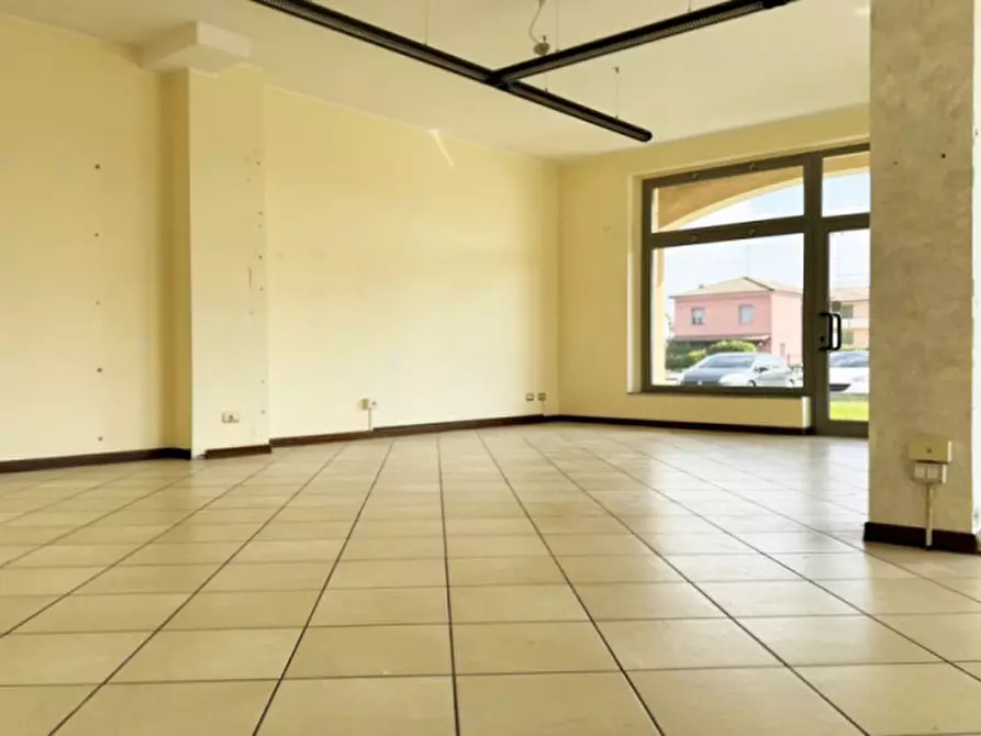 Immagine 19 di Negozio in affitto  a Cadeo