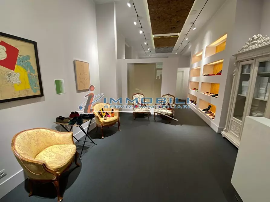 Immagine 1 di Negozio in affitto  in VIA MANZONI ALESSANDRO a Milano