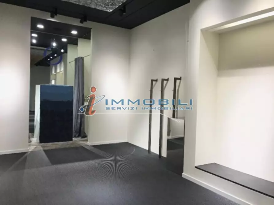 Immagine 2 di Negozio in affitto  in VIA MANZONI ALESSANDRO a Milano