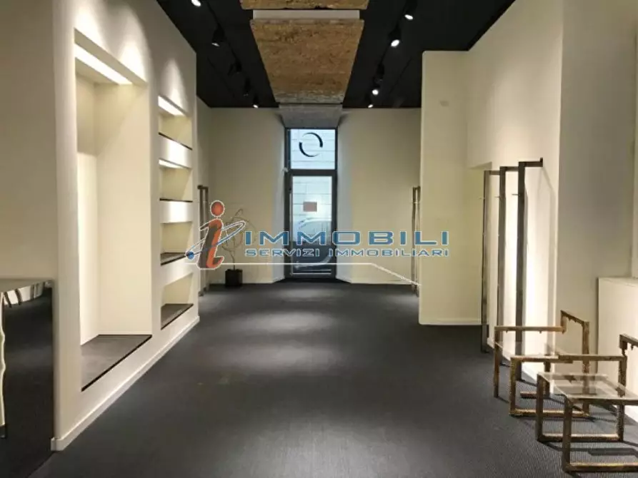Immagine 3 di Negozio in affitto  in VIA MANZONI ALESSANDRO a Milano