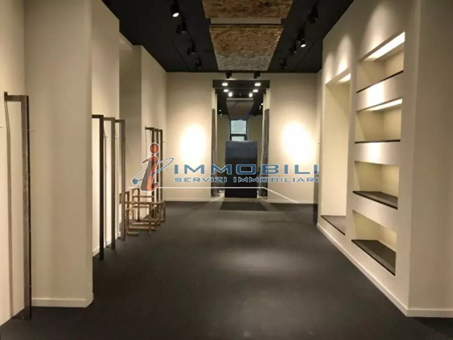 Immagine 5 di Negozio in affitto  in VIA MANZONI ALESSANDRO a Milano