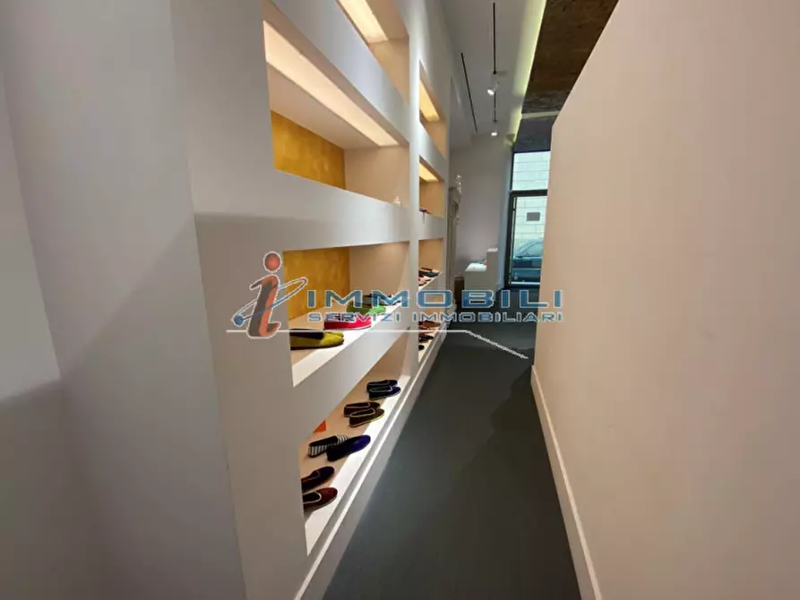 Immagine 6 di Negozio in affitto  in VIA MANZONI ALESSANDRO a Milano