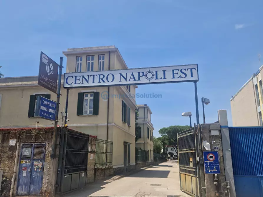 Immagine 2 di Ufficio in vendita  in Via Ferrante Imparato a Napoli