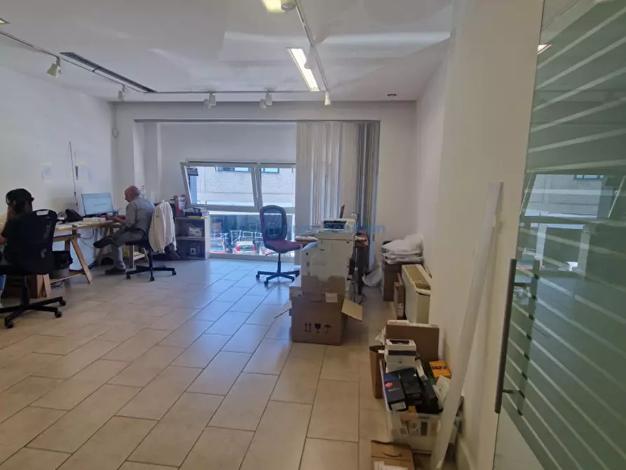 Immagine 11 di Ufficio in vendita  in Via Ferrante Imparato a Napoli