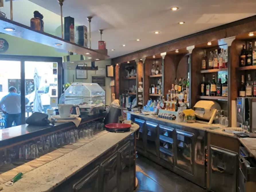 Immagine 10 di Attività commerciale in vendita  in Viale aldo moro 93 a Olbia