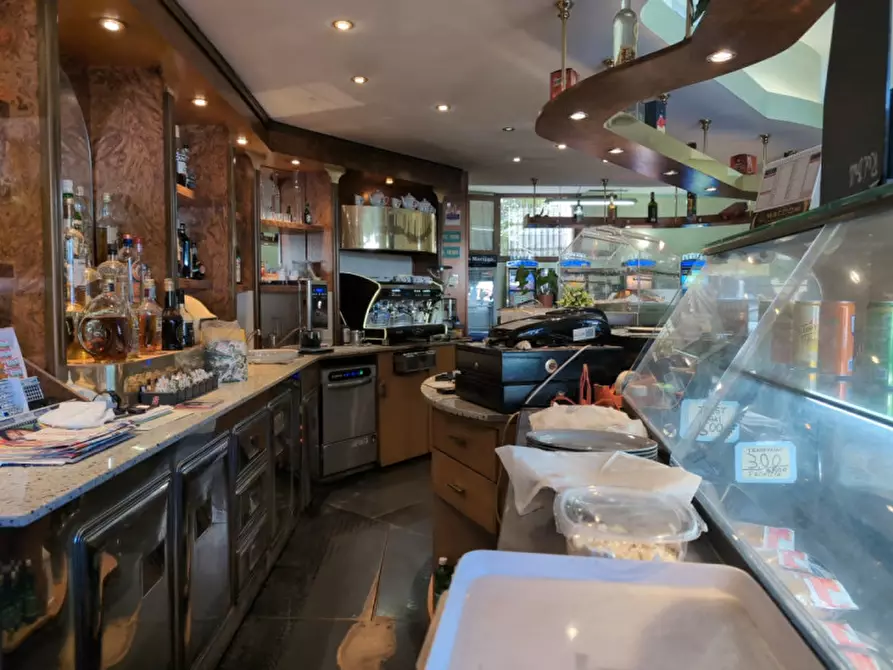 Immagine 12 di Attività commerciale in vendita  in Viale aldo moro 93 a Olbia