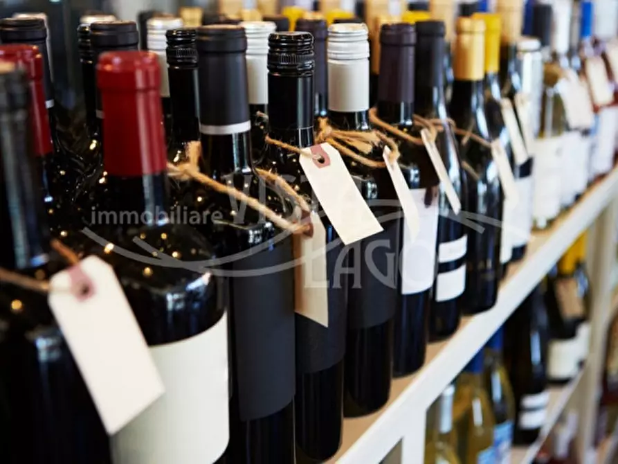 Immagine 1 di Attività commerciale in affitto  a Como