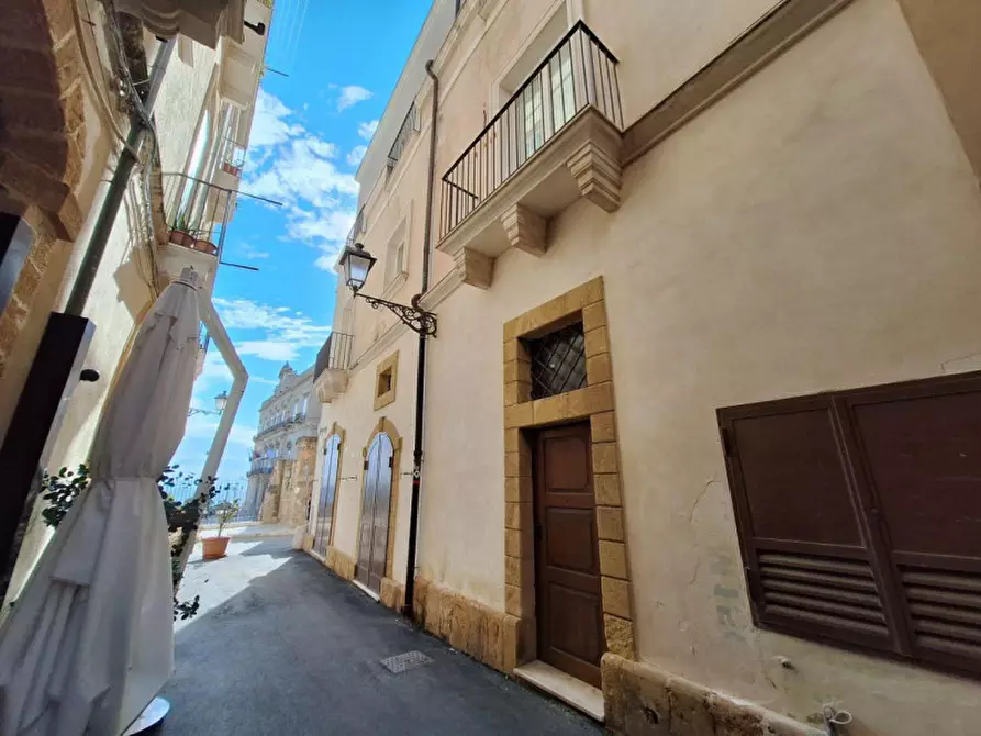 Immagine 11 di Negozio in vendita  in Via Duomo, N. 281 a Taranto