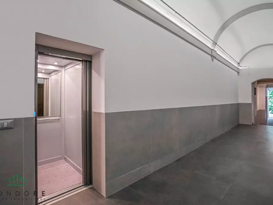 Immagine 2 di Appartamento in vendita  in Via Santo Stefano a Bologna