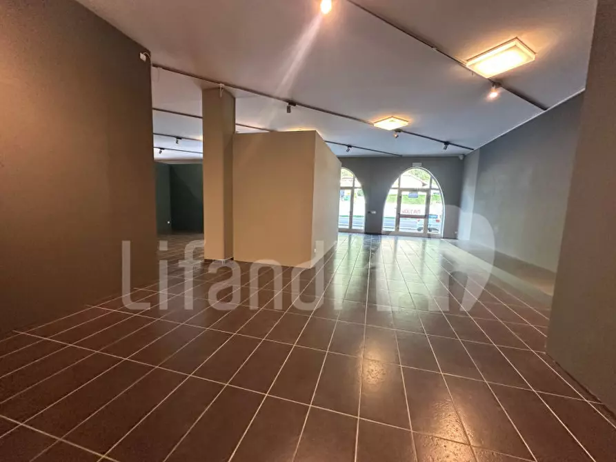 Immagine 19 di Negozio in affitto  a Egna .Neumarkt.