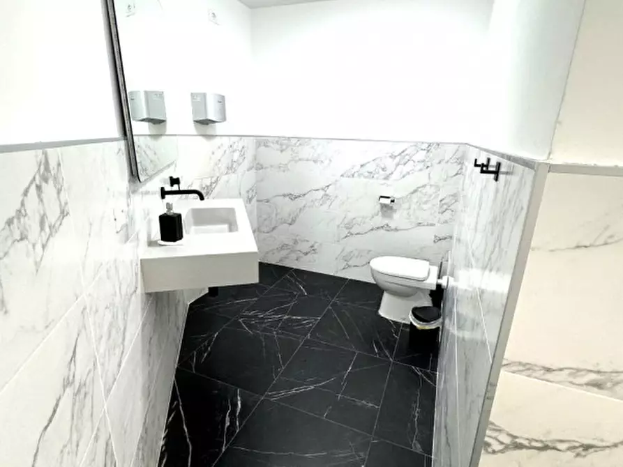 Immagine 20 di Ufficio in vendita  in via benedetto croce a Roma