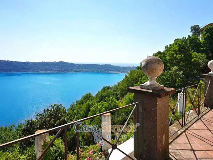 Immagine 1 di Villa in vendita  in Via Dei Laghi a Castel Gandolfo