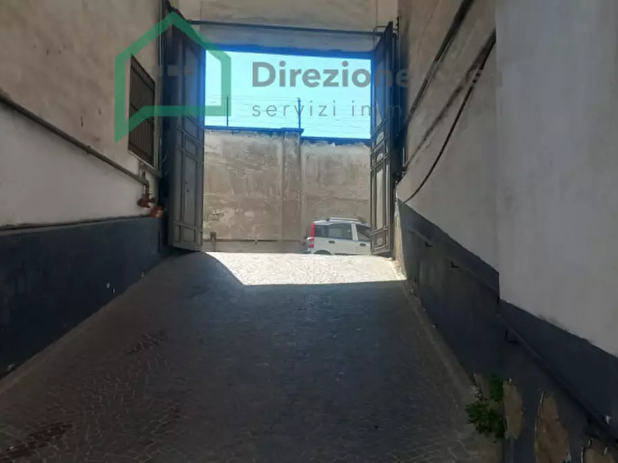 Immagine 1 di Negozio in affitto  in VIA PIAZZOLLA AL TRIVIO a Napoli