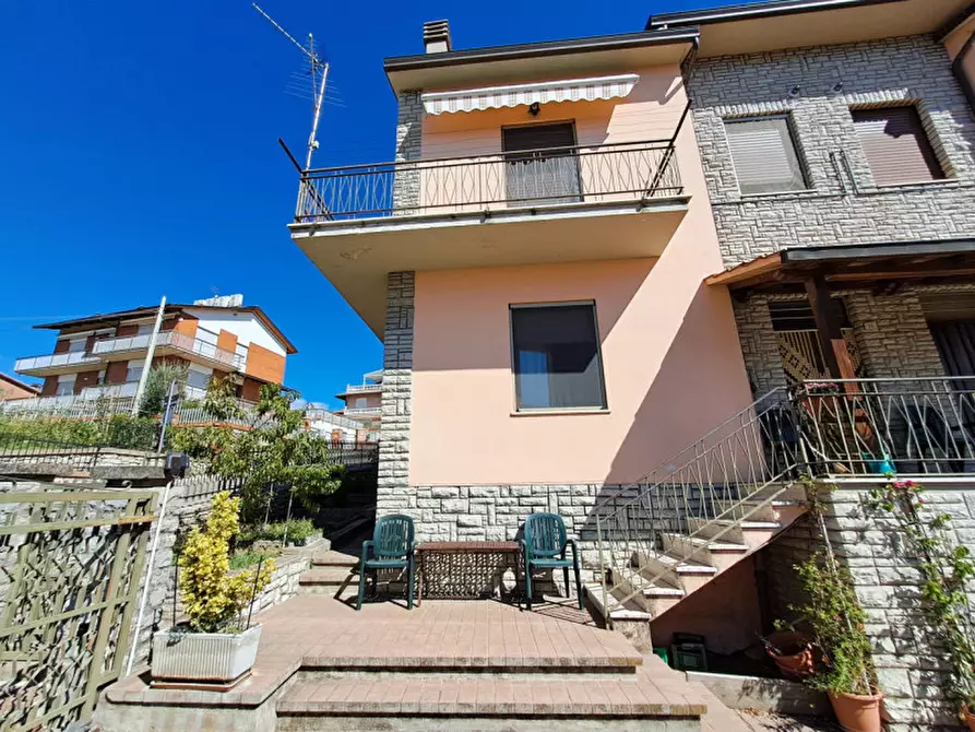 Immagine 2 di Villetta a schiera in vendita  a Passignano Sul Trasimeno