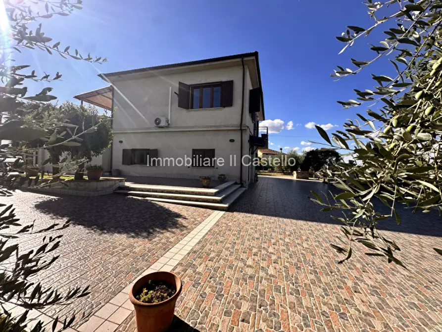 Immagine 2 di Casa indipendente in vendita  a Castiglione Del Lago