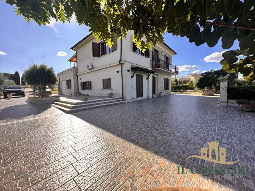 Immagine 2 di Casa indipendente in vendita  a Castiglione Del Lago