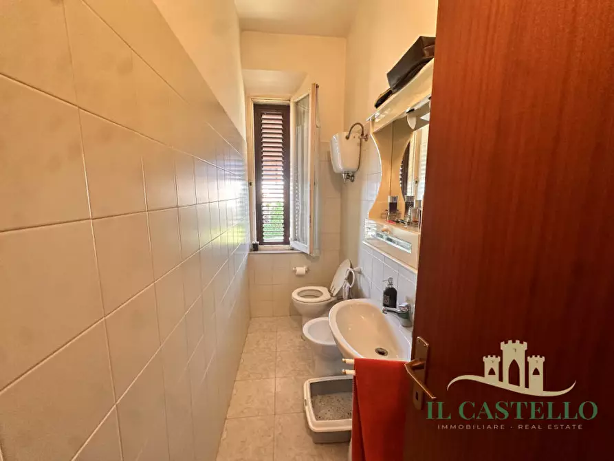 Immagine 11 di Casa indipendente in vendita  a Castiglione Del Lago