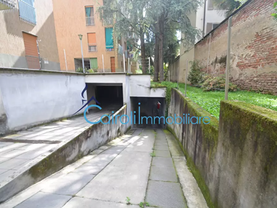 Immagine 2 di Garage in vendita  a Pavia