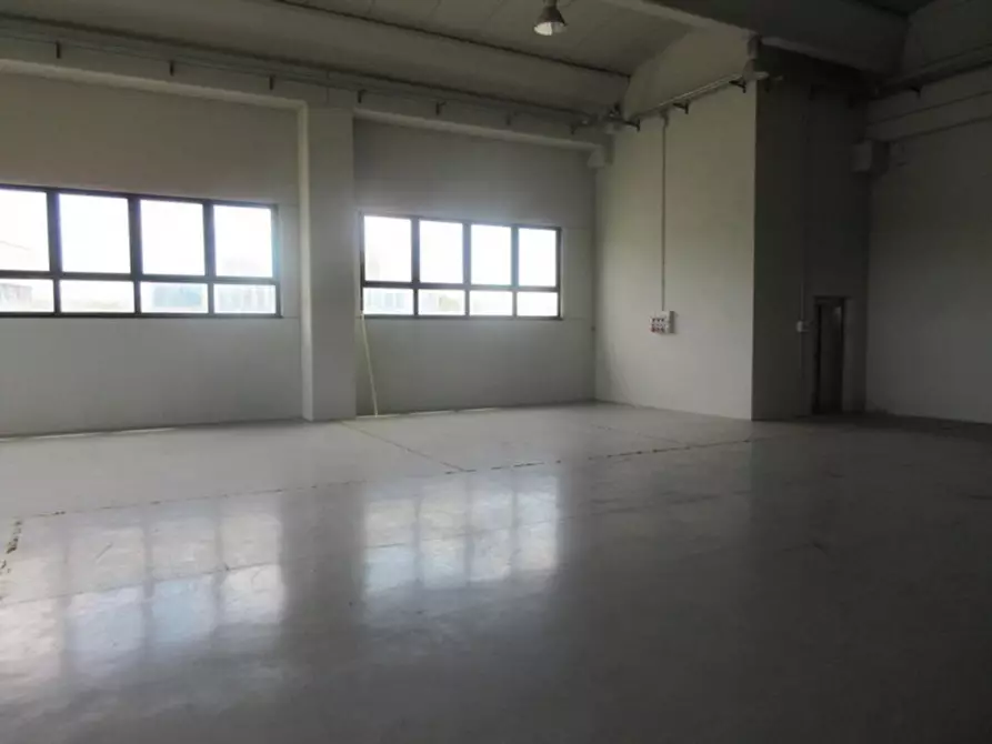 Immagine 3 di Cantina in vendita  in Via Antonio Gramsci, N. 50 a Foligno