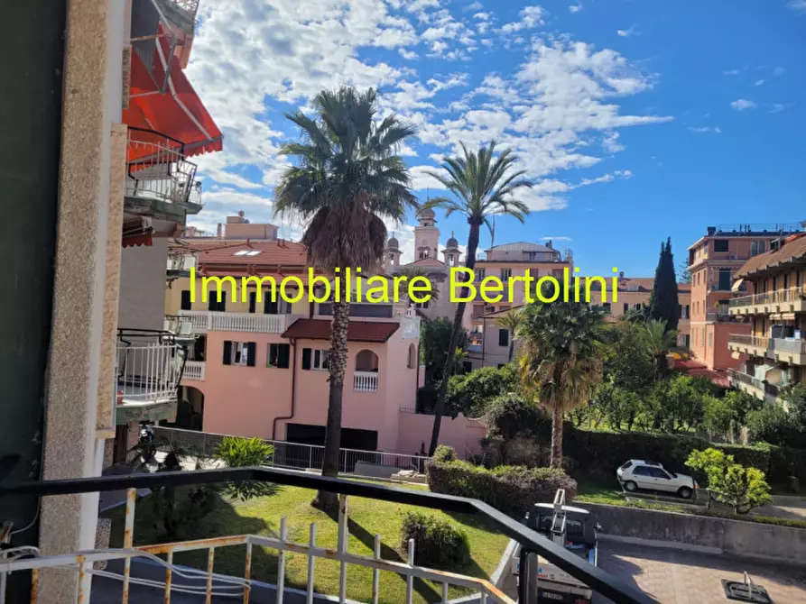 Immagine 1 di Appartamento in vendita  in Via Regina Margherita a Bordighera