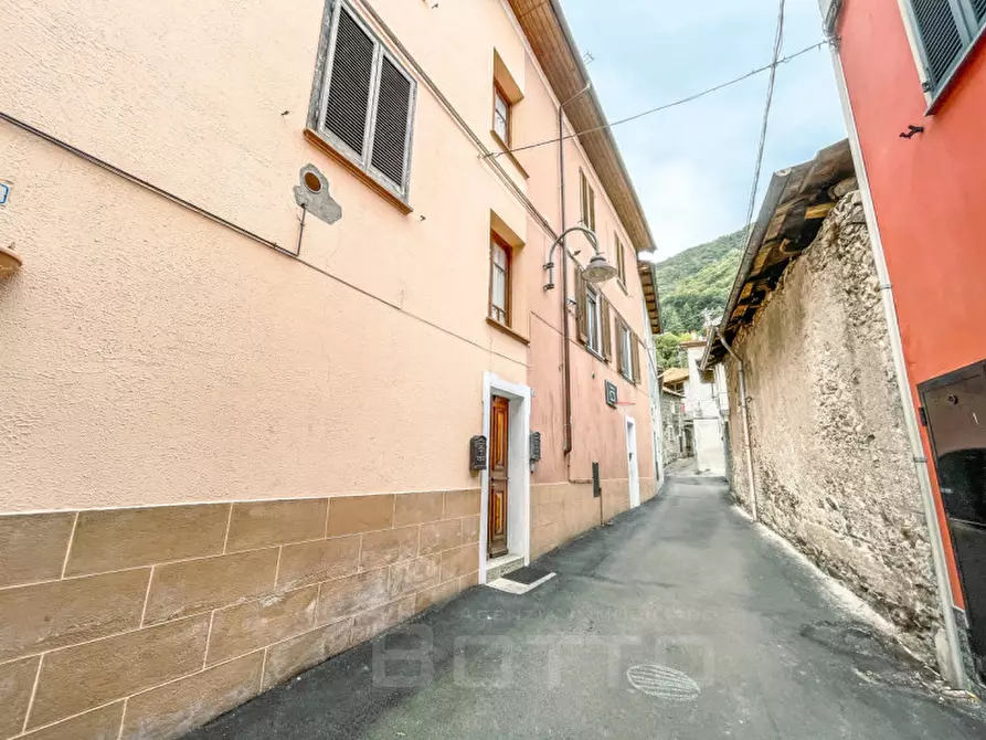 Immagine 29 di Villetta a schiera in vendita  in Via Monsignor Garga 2 a Cesara