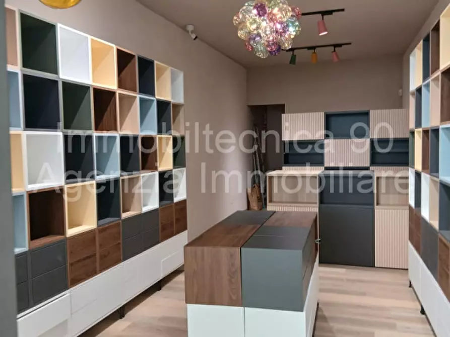 Immagine 1 di Negozio in affitto  in piazza risorgimento a Arezzo