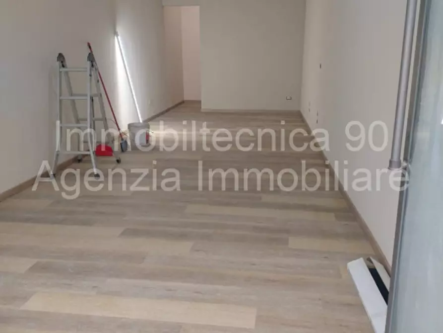 Immagine 4 di Negozio in affitto  in piazza risorgimento a Arezzo