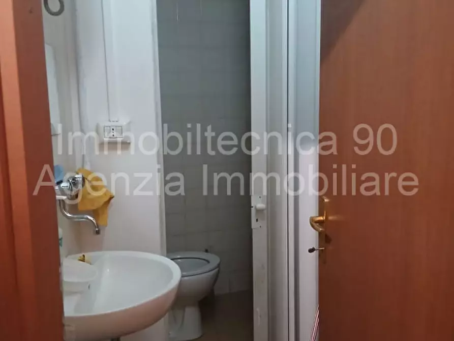 Immagine 5 di Negozio in affitto  in piazza risorgimento a Arezzo