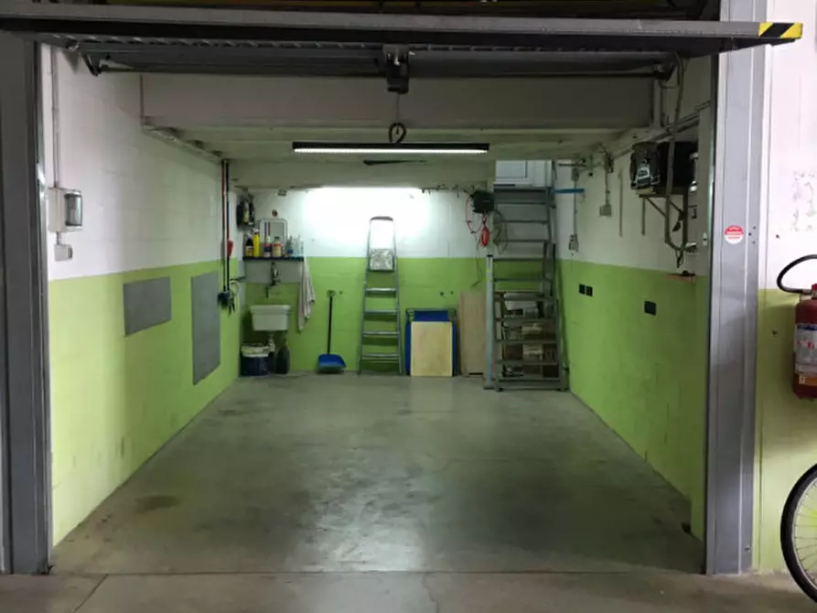 Immagine 1 di Garage in vendita  in Via Pascoli a San Remo