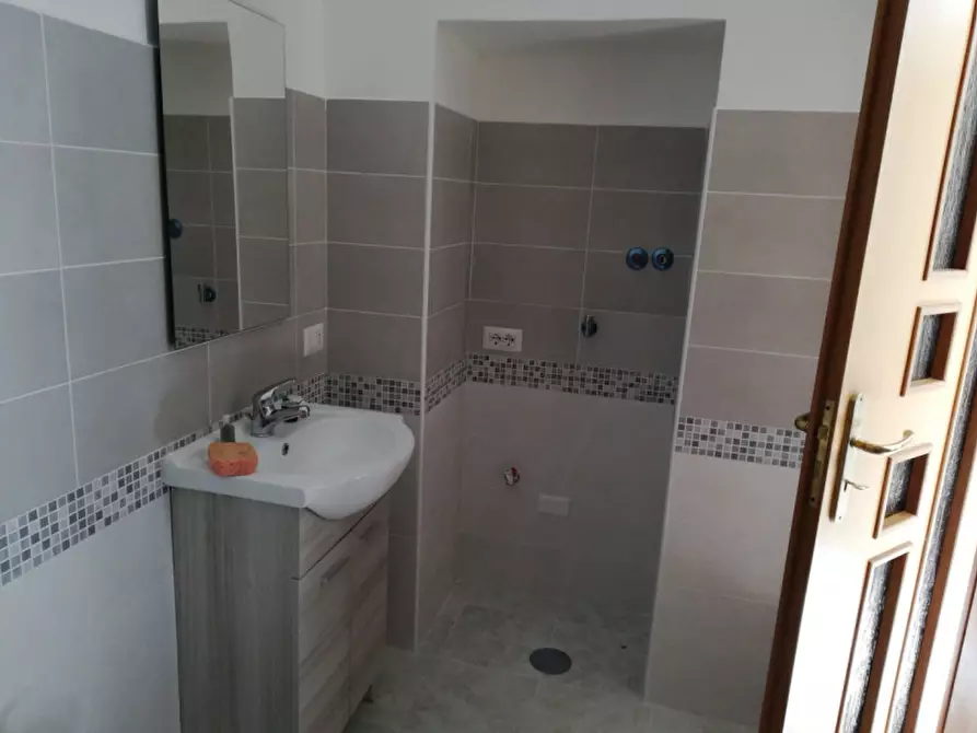 Immagine 3 di Monolocale in vendita  in VIA LAVA TROIA a Torre Del Greco