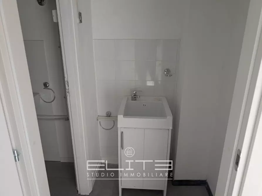 Immagine 8 di Negozio in affitto  in Via Carlo Maratta a Ancona