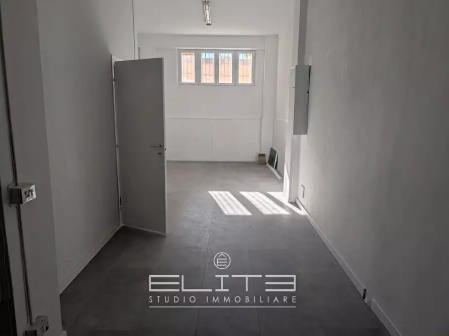 Immagine 9 di Negozio in affitto  in Via Carlo Maratta a Ancona