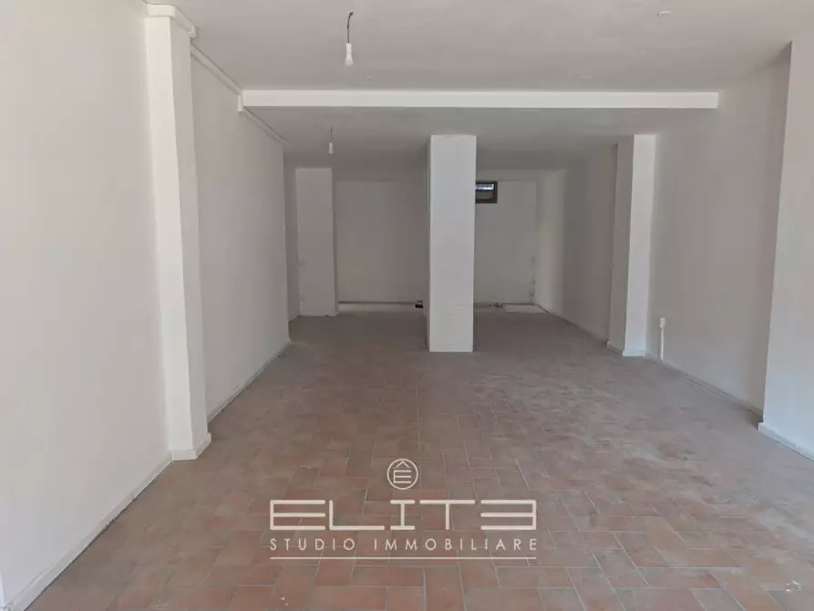 Immagine 12 di Negozio in affitto  in Via Carlo Maratta a Ancona