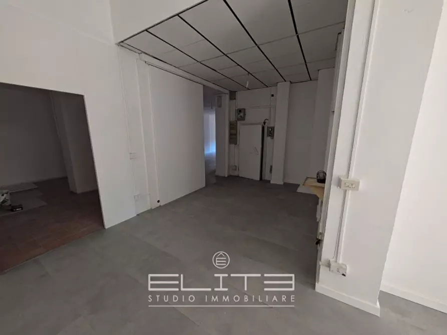 Immagine 13 di Negozio in affitto  in Via Carlo Maratta a Ancona