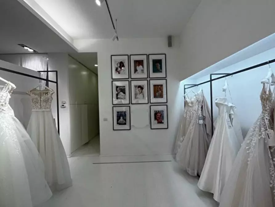 Immagine 1 di Negozio in vendita  a Ancona