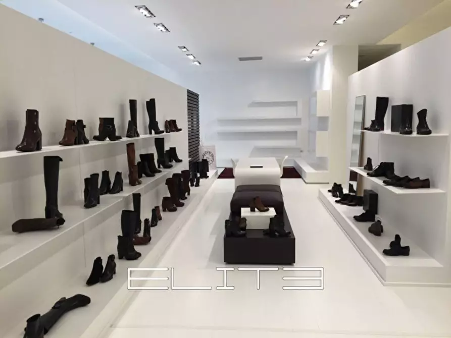 Immagine 2 di Negozio in vendita  a Ancona