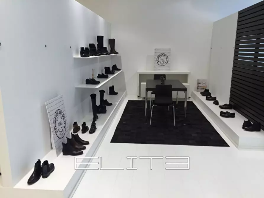 Immagine 4 di Negozio in vendita  a Ancona