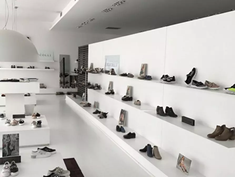 Immagine 5 di Negozio in vendita  a Ancona