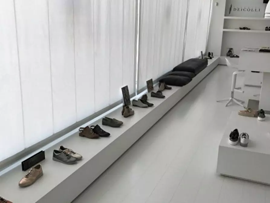 Immagine 6 di Negozio in vendita  a Ancona