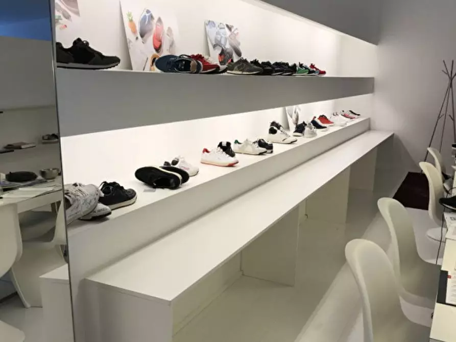 Immagine 7 di Negozio in vendita  a Ancona