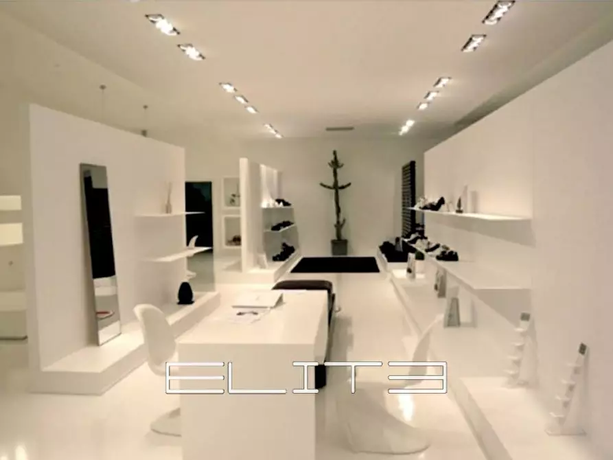 Immagine 8 di Negozio in vendita  a Ancona