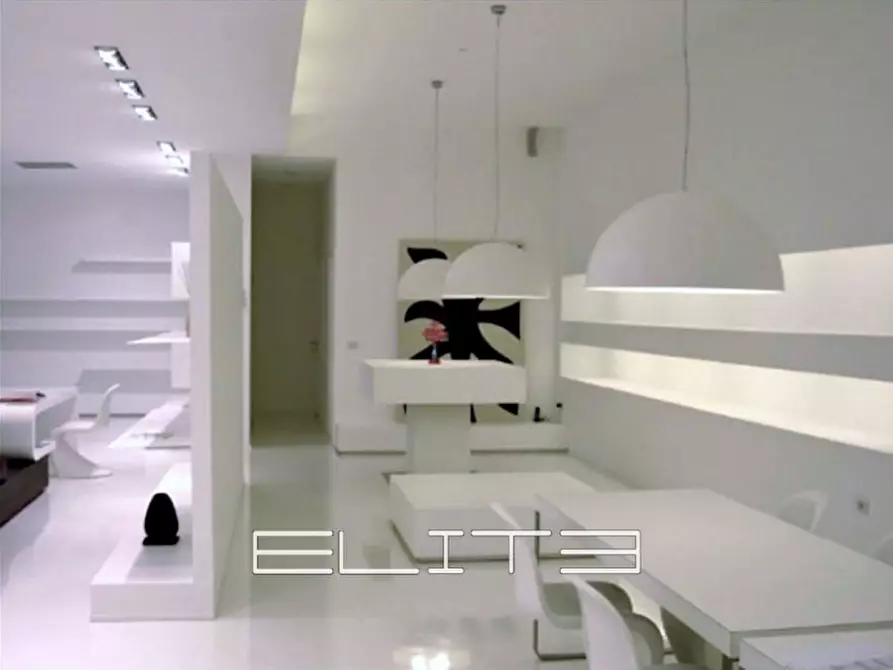 Immagine 9 di Negozio in vendita  a Ancona